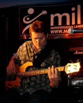 Der Bassist